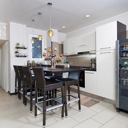 Bed & Breakfast Armonie Romane Exterior photo A modern kitchen