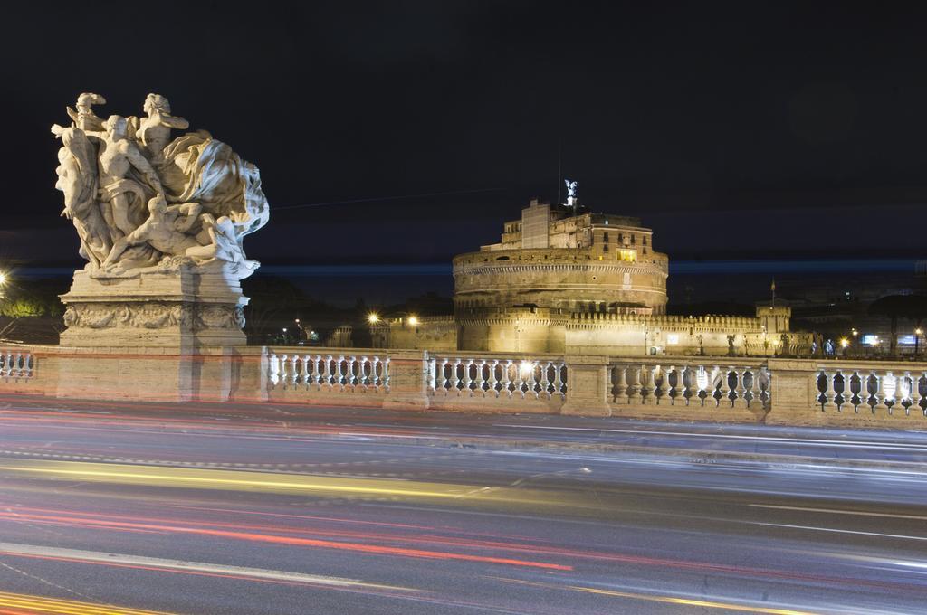 Bed & Breakfast Armonie Romane Exterior photo The Castel Sant'Angelo at night