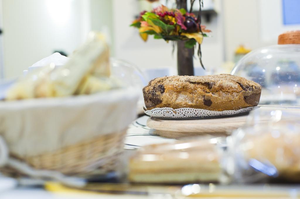 Bed & Breakfast Armonie Romane Exterior photo A chocolate chip scone